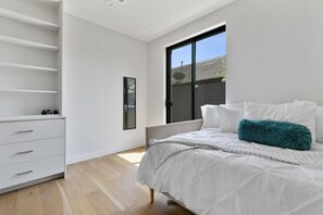 8 Schlafzimmer, Schreibtisch, Bügeleisen/Bügelbrett, Reisekinderbett