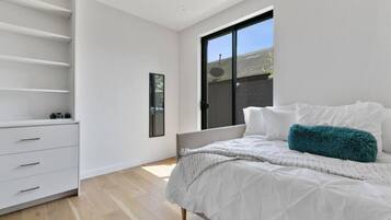 8 bedrooms, desk, iron/ironing board, travel crib