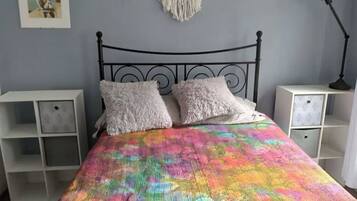 2 slaapkamers, een strijkplank/strijkijzer, gratis wifi, beddengoed