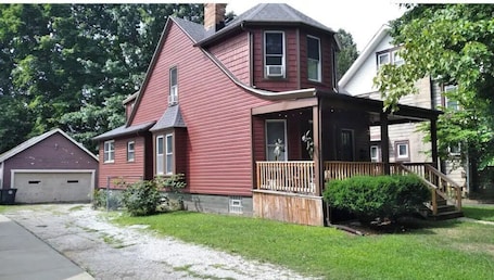 Exterior. Cozy 2 bedroom in Highland Square, pets welcome!