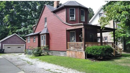 Cozy 2 bedroom in Highland Square, pets welcome!