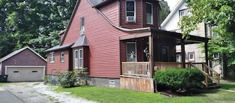 Cozy 2 bedroom in Highland Square, pets welcome!