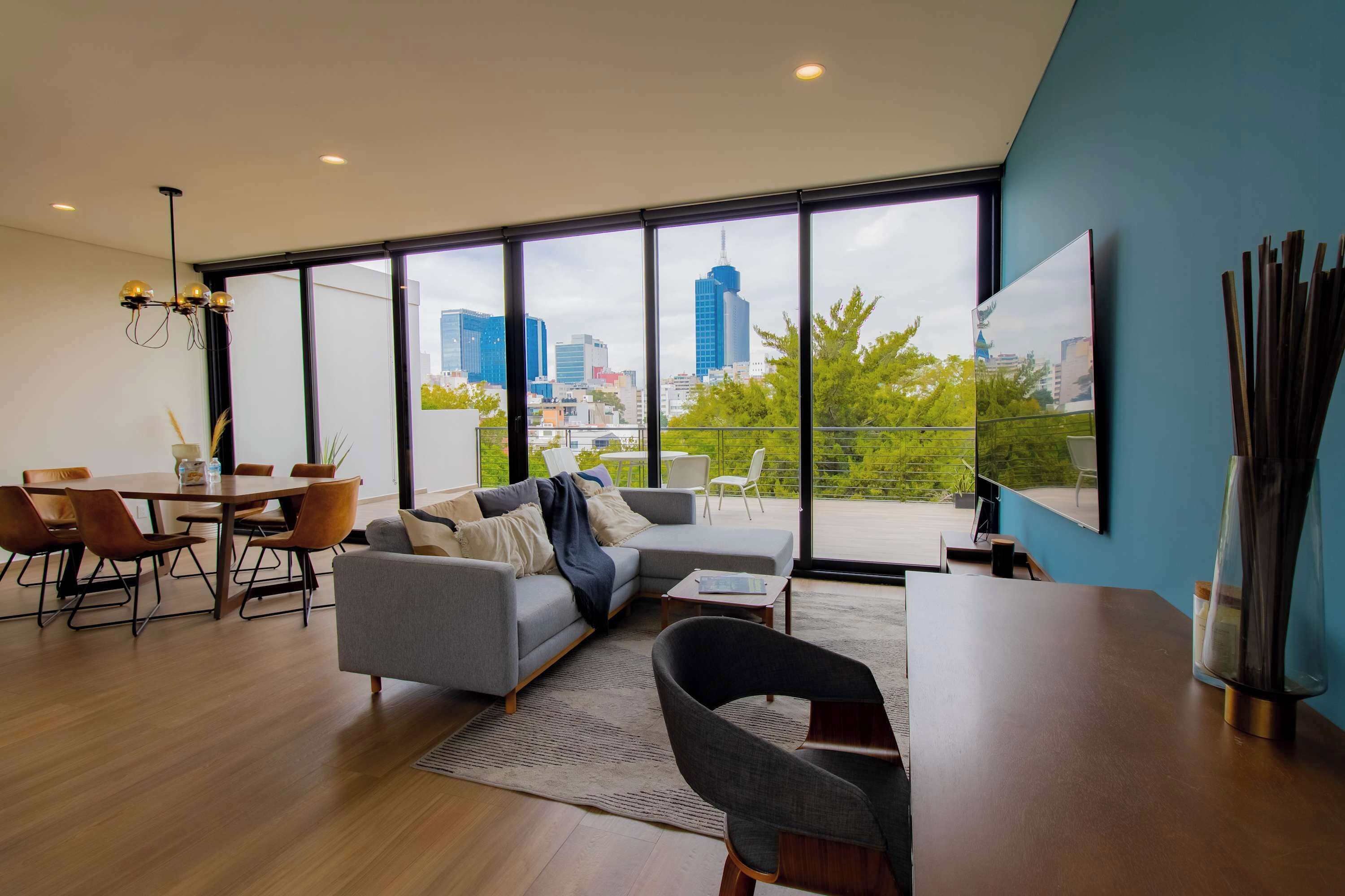 Een televisie, slimme speakers en een kantoor