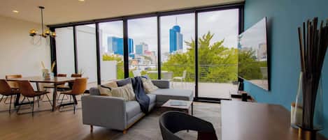 Een televisie, slimme speakers en een kantoor