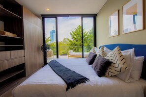 2 habitaciones, caja de seguridad en la habitación y escritorio