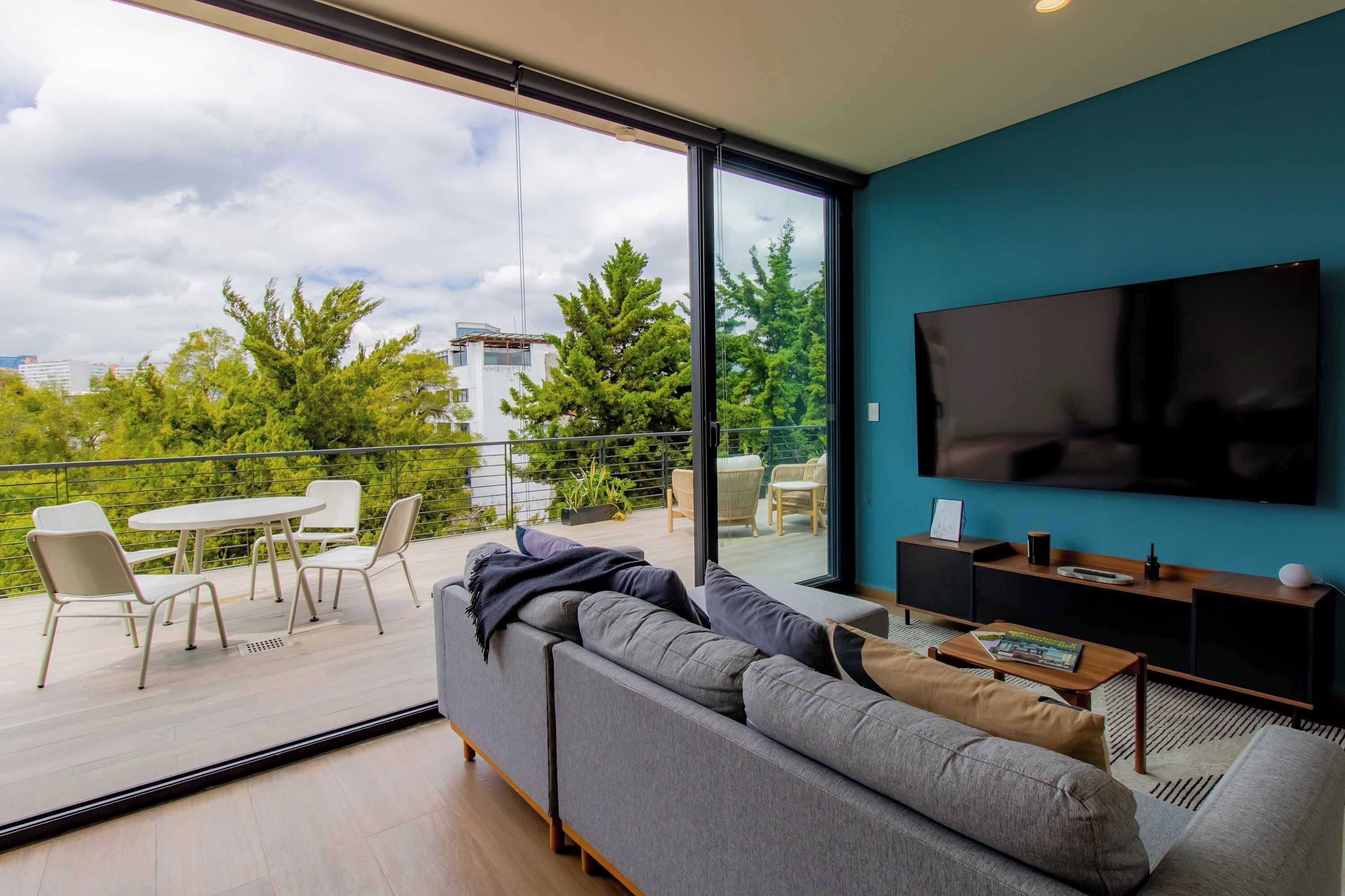 Tv, smarta högtalare och kontor