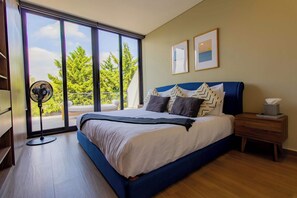 2 bedrooms, in-room safe, desk, iron/ironing board