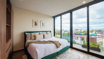 2 bedrooms, in-room safe, desk, iron/ironing board