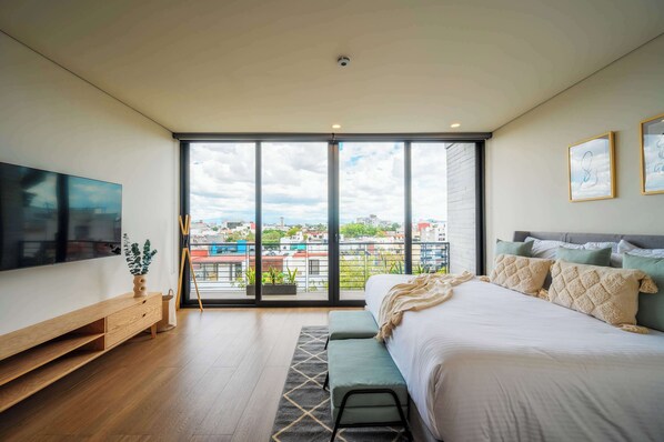 2 habitaciones, caja de seguridad en la habitación y escritorio 