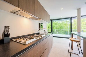 Wasserkocher mit Kaffee-/Teezubehör, Kühlschrank, Mikrowelle, Ofen
