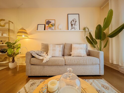 Modern King Suite with WiFi- Gym -Terrace - Parking- Close to Downtown & Airport