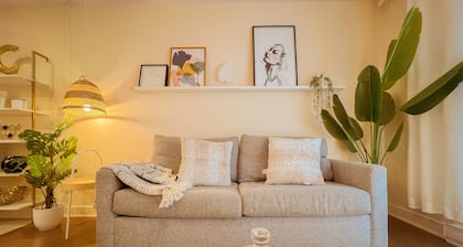 Modern King Suite with WiFi- Gym -Terrace - Parking- Close to Downtown & Airport