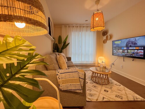 Modern King Suite with WiFi- Gym -Terrace - Parking- Close to Downtown & Airport