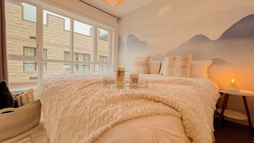 2 dormitorios, escritorio, tabla de planchar con plancha y cuna de viaje