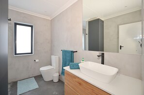 Comfort Studio | Bathroom | Shower, rainfall showerhead, hair dryer, towels