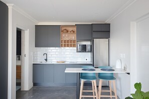 Full-sized fridge, microwave, stovetop, cookware/dishes/utensils - HoneyBee Cottage (Yzerfontein)
