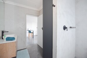 Shower, rainfall showerhead, hair dryer, towels - HoneyBee Cottage (Yzerfontein)