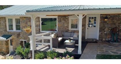 Cozy, stylish, country studio minutes from downtown Waynesville.