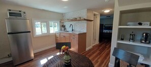 Fridge, oven, stovetop, coffee/tea maker