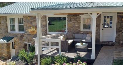 Cozy, stylish, country studio minutes from downtown Waynesville.