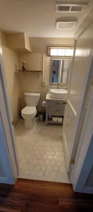 Een douche, een haardroger, handdoeken, zeep