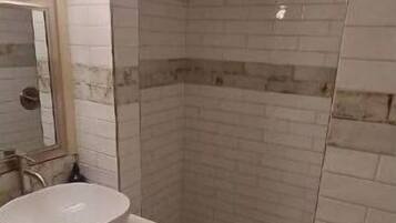 Douche, sèche-cheveux, serviettes fournies, savon