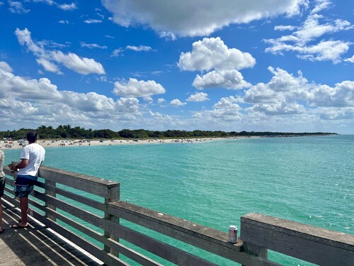 Luxurious Coastal 3 bed 2 Bath Private Pool minutes from Beach