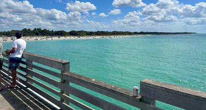 Luxurious Coastal 3 bed 2 Bath Private Pool minutes from Beach