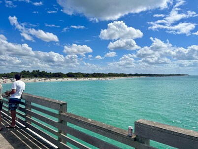 Luxurious Coastal 3 bed 2 Bath Private Pool minutes from Beach