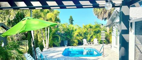 Una piscina al aire libre, una piscina climatizada