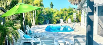 Luxurious Coastal 3 bed 2 Bath Private Pool minutes from Beach
