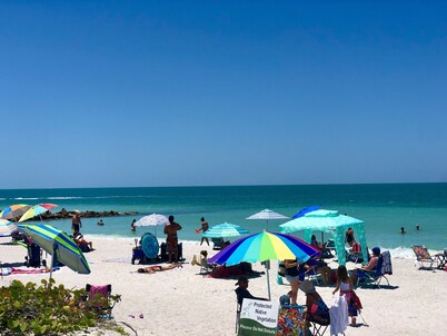 Luxurious Coastal 3 bed 2 Bath Private Pool minutes from Beach