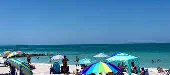 Luxurious Coastal 3 bed 2 Bath Private Pool minutes from Beach