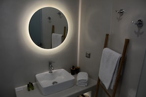Comfort-Zimmer, Poolblick | Badezimmer | Kostenlose Toilettenartikel, Haartrockner, Hausschuhe, Handtücher