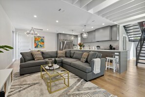 TV - Modern Luxury 4 Bedroom/4 Bath in the Heart of Dallas (Dallas)