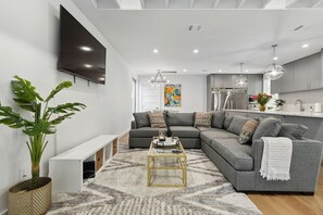 TV - Modern Luxury 4 Bedroom/4 Bath in the Heart of Dallas (Dallas)