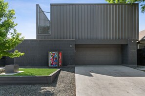 Property grounds - Modern Luxury 4 Bedroom/4 Bath in the Heart of Dallas (Dallas)