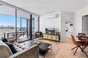 TV - Elegant 2-Bed Apartment With Expansive City Views (Prahran)