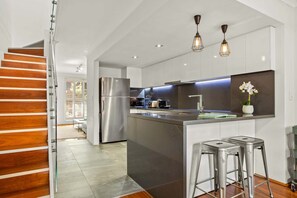 Fridge, microwave, oven, stovetop - Elegantly Modern 2-Bed In The Heart of Chippendale (Chippendale)