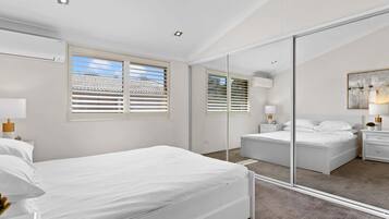 2 bedrooms, desk, iron/ironing board, WiFi