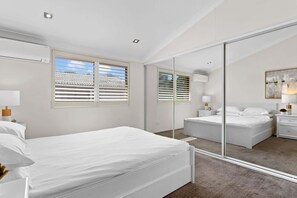 2 bedrooms, desk, iron/ironing board, WiFi - Elegantly Modern 2-Bed In The Heart of Chippendale (Chippendale)