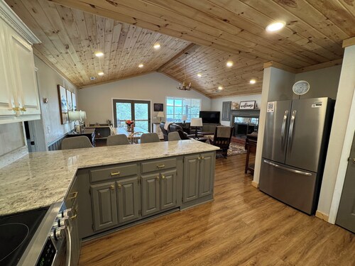 Large Resort Cabin with Breathtaking Mountain Views + Firepit