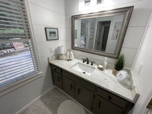 Ensemble douche/baignoire, sèche-cheveux, bidet, serviettes fournies