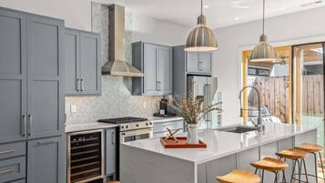 Kylskåp, mikrovågsugn, ugn och spishäll