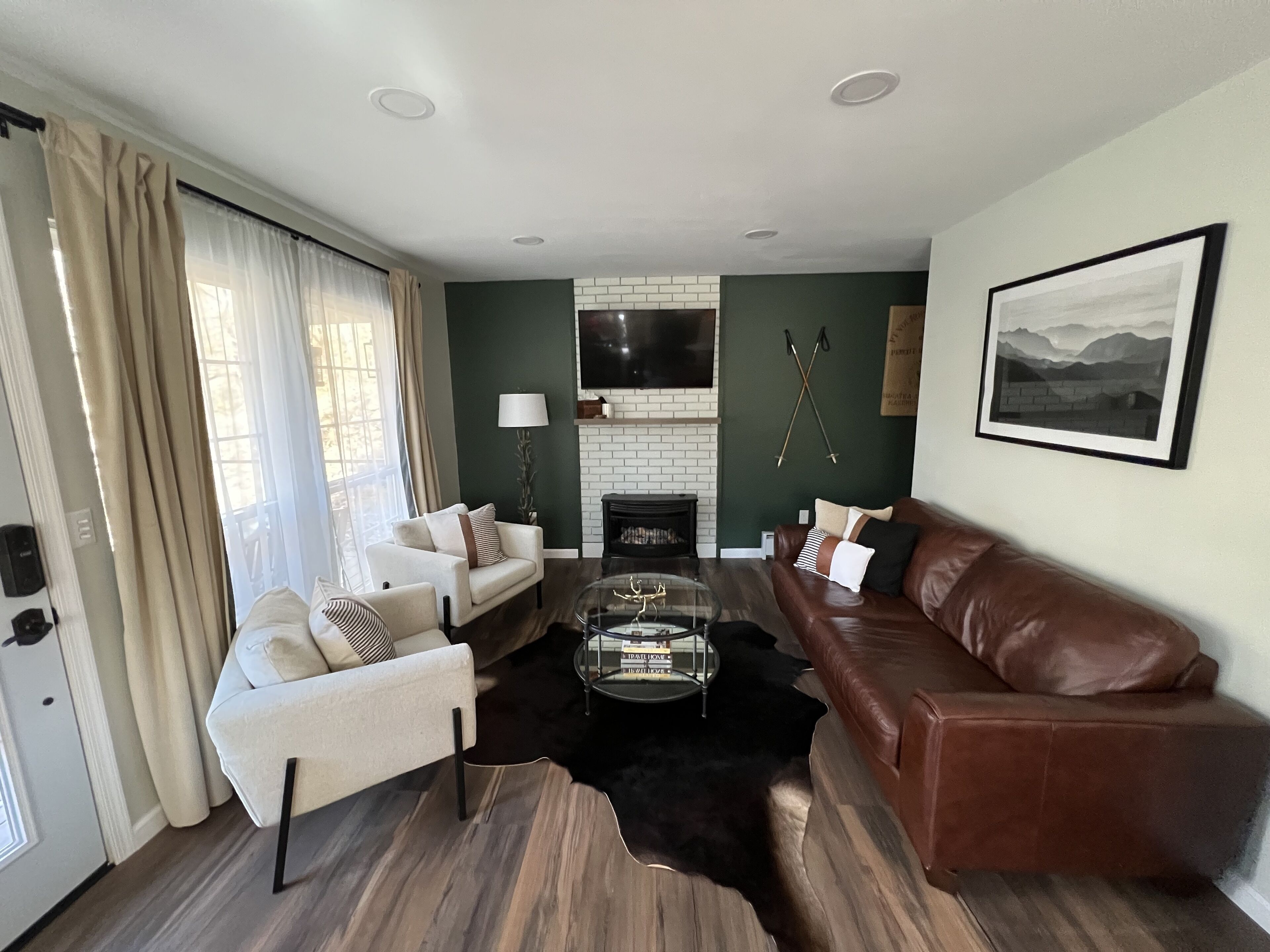 Una Smart TV, una chimenea, libros