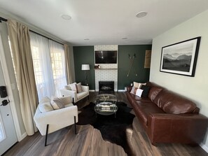 スマートテレビ、暖炉、書庫