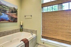Ensemble douche/baignoire, articles de toilette gratuits, sĂšche-cheveux