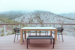 Outdoor dining - Mountain Retreat : 5 acres : Hot Tub : Fire Pit : Views (Colorado Springs)