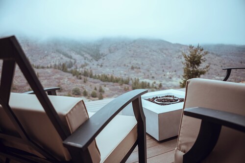 USAFA: Mountain Cottage backs to National Forrest