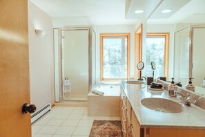 Combined shower/bathtub, hair dryer, towels, soap - Mountain Retreat : 5 acres : Hot Tub : Fire Pit : Views (Colorado Springs)